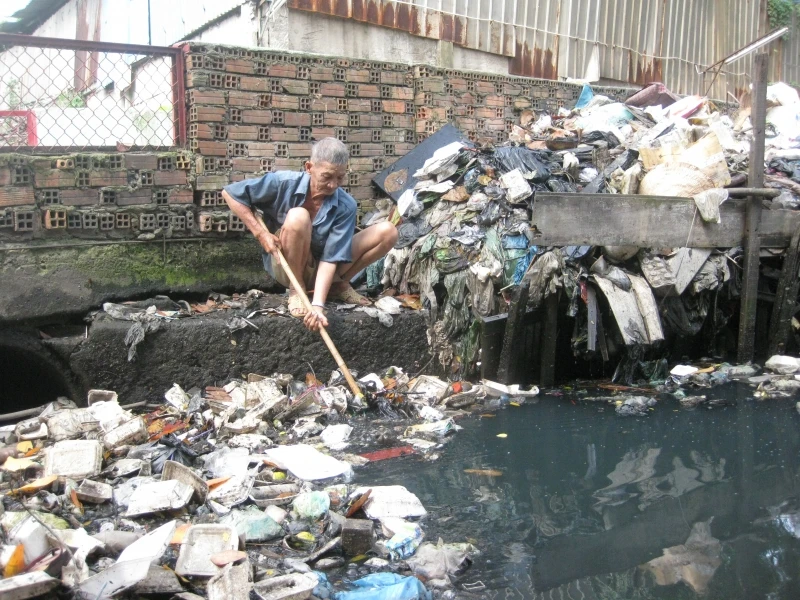 Không xả rác ra đường và kênh rạch, vì thành phố sạch và giảm ngập nước