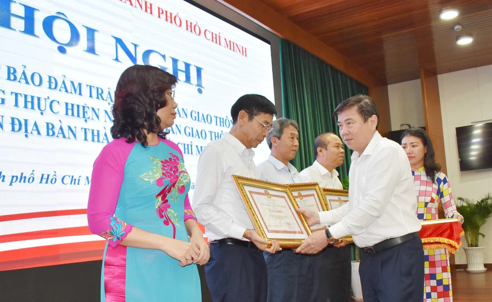 Chủ tịch UBND TPHCM Nguyễn Thành Phong trao tặng bằng khen cho các đơn vị tại hội nghị