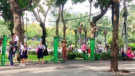 Người dân sinh hoạt vui chơi tại Công viên 23-9.