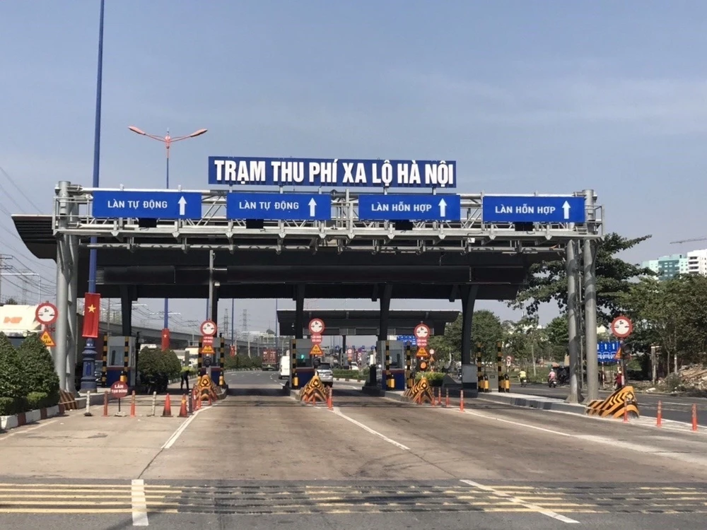 Trạm thu phí xa lộ Hà Nội bắt đầu thu phí từ ngày 1-4. Anh QUỐC HÙNG 
