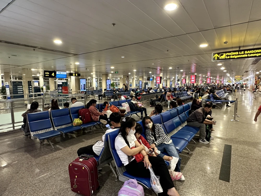 Mùng 1 tết, sân bay Tân Sơn Nhất đưa, đón hơn 134.000 hành khách. Ảnh: QUỐC HÙNG