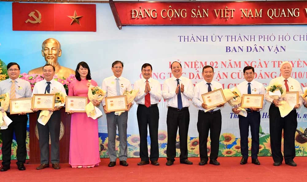 Phó Bí thư Thành ủy TPHCM Nguyễn Hồ Hải tặng kỷ niệm chương “Vì sự nghiệp dân vận”. Ảnh: VIỆT DŨNG