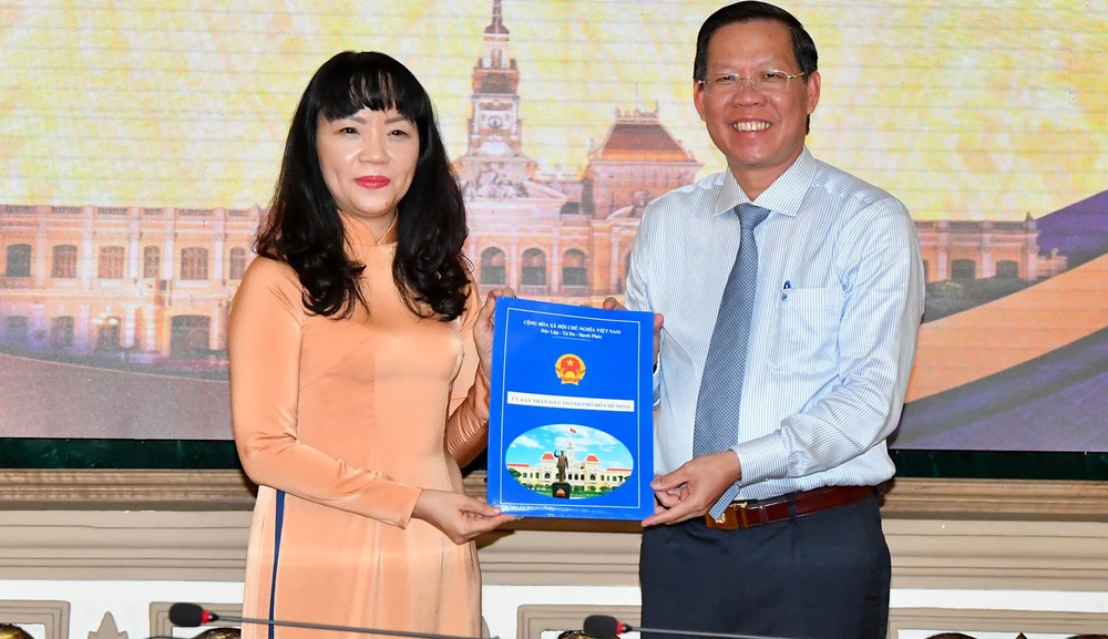 Chủ tịch UBND TPHCM Phan Văn Mãi trao quyết định cho đồng chí Phạm Thị Hồng Hà. Ảnh: VIỆT DŨNG