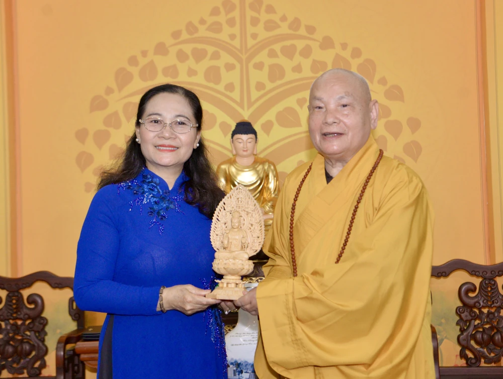 Chủ tịch HĐND TPHCM Nguyễn Thị Lệ chúc mừng Hòa thượng Thích Thiện Nhơn. Ảnh: CAO THĂNG