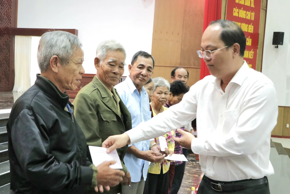 Đồng chí Nguyễn Hồ Hải tặng quà các gia đình chính sách tại TP Vị Thanh