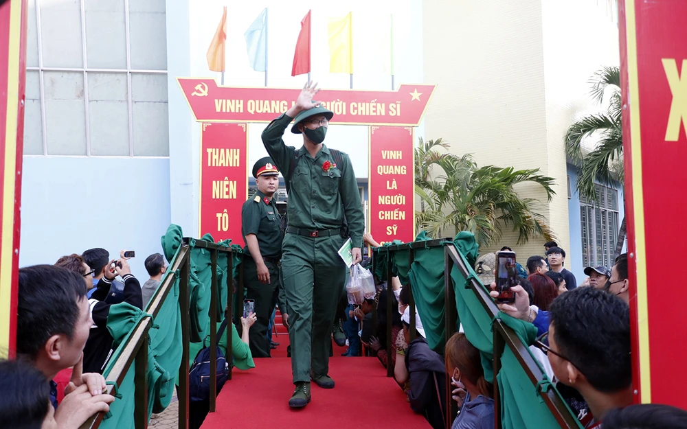 Thanh niên quận Phú Nhuận lên đường nhập ngũ. Ảnh: NGÔ BÌNH