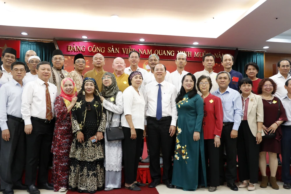 Phó Bí thư Thành ủy TPHCM Nguyễn Hồ Hải cùng các đại biểu chụp hình lưu niệm. Ảnh: NGÔ BÌNH
