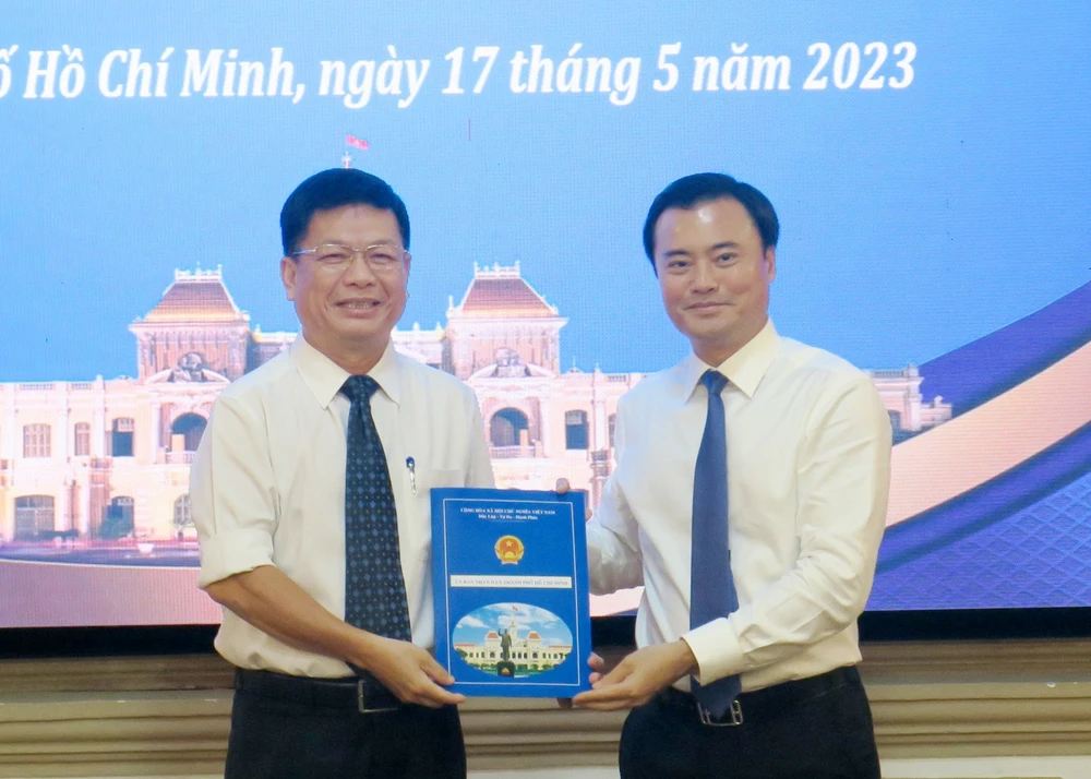 Phó Chủ tịch UBND TPHCM Bùi Xuân Cường trao quyết định điều động, bổ nhiệm của Chủ tịch UBND TPHCM cho ông Nguyễn Tương Minh