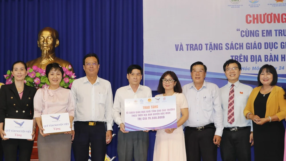 Đại diện các trường học ở Hóc Môn nhận tủ sách giáo dục giới tính cho học sinh.