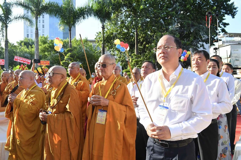 Phó Bí thư Thành ủy TPHCM Nguyễn Hồ Hải cùng các đại biểu dâng hương tưởng niệm Bồ tát Thích Quảng Đức. Ảnh: VIỆT DŨNG.