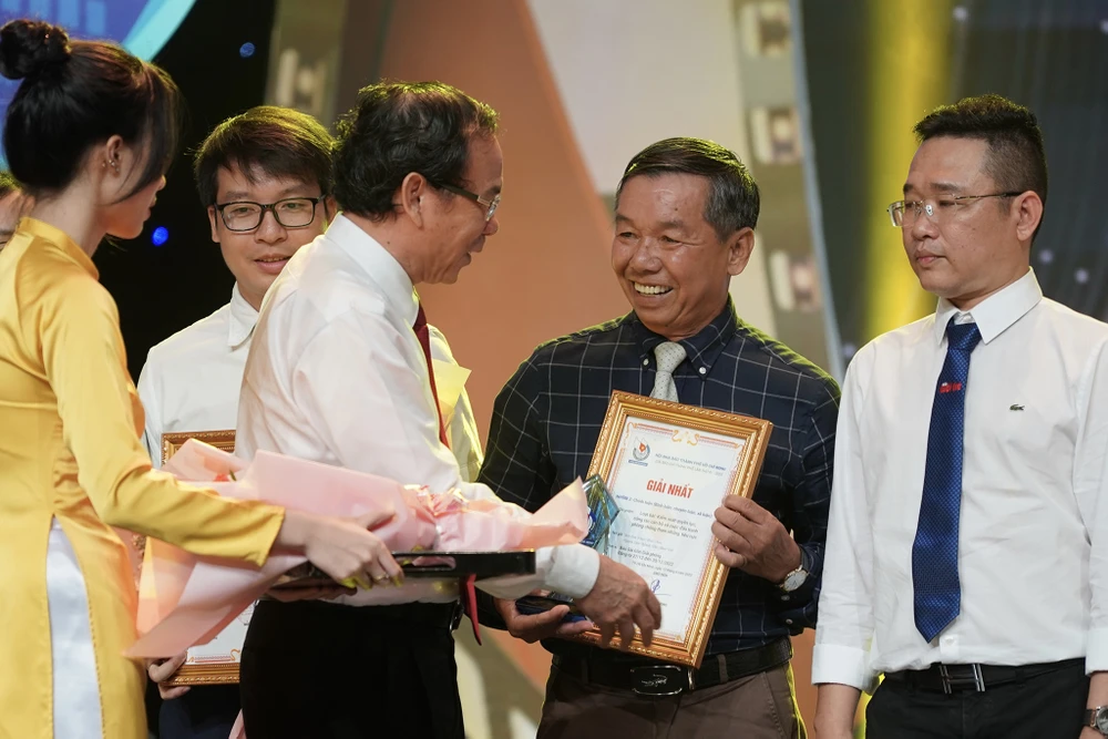 Bí thư Thành ủy TPHCM Nguyễn Văn Nên trao giải Nhất cho nhà báo Phạm Hoài Nam, Báo SGGP. Ảnh: HOÀNG HÙNG