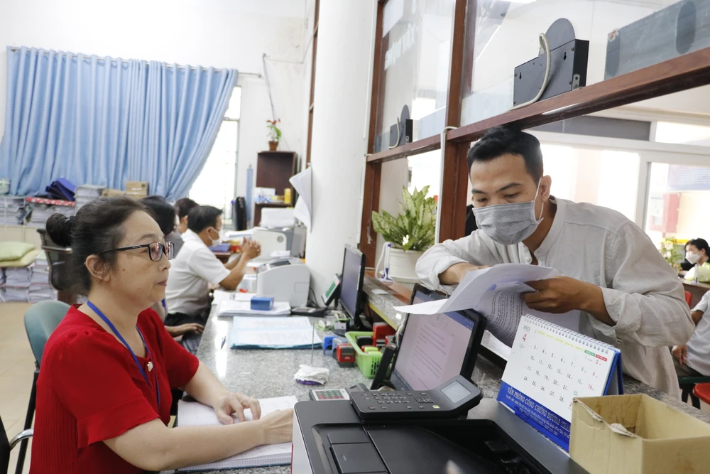 Người dân nộp hồ sơ thủ tục hành chính tại UBND phường Bình Hưng Hòa A, quận Bình Tân