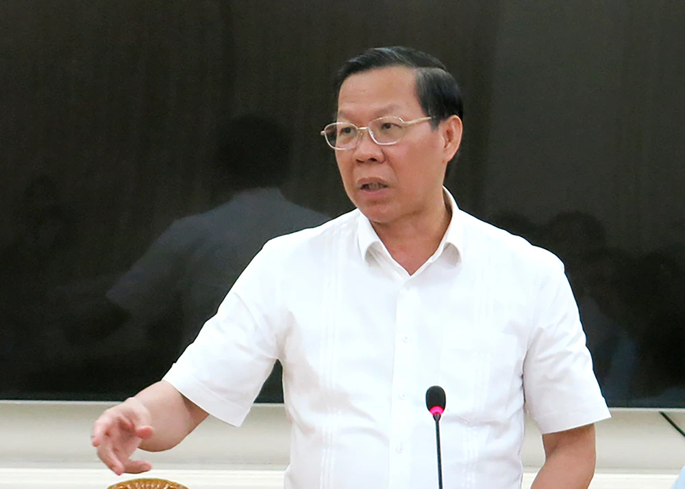 Đồng chí Phan Văn Mãi phát biểu tại cuộc họp