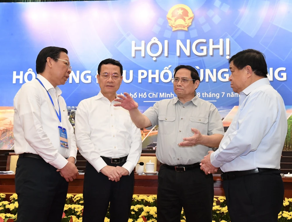 Thủ tướng Chính phủ Phạm Minh Chính trao đổi với các đại biểu tại hội nghị. Ảnh: VIỆT DŨNG