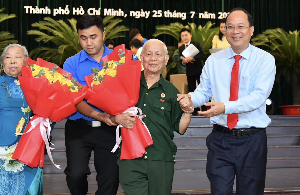Phó Bí thư Thành ủy TPHCM Nguyễn Hồ Hải cùng các đại biểu người có công. Ảnh: VIỆT DŨNG.