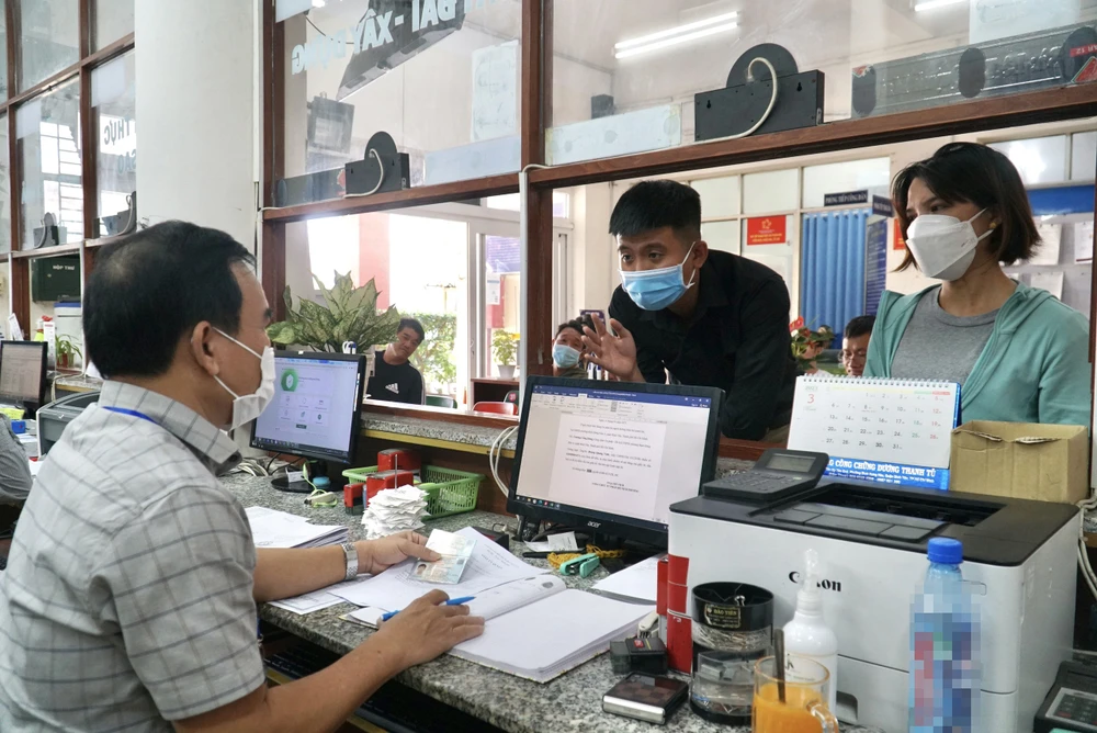 Công chức phường Bình Hưng Hoà A tiếp nhận giải quyết hồ sơ thủ tục hành chính cho người dân