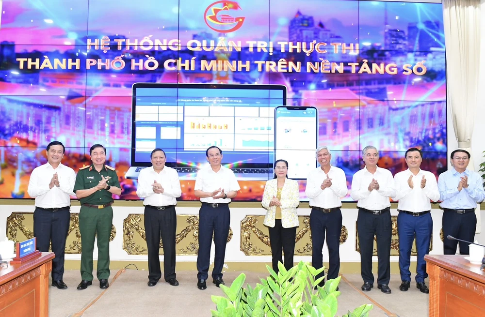 Bí thư Thành ủy TPHCM Nguyễn Văn Nên, Chủ tịch HĐND TPHCM Nguyễn Thị Lệ cùng các đại biểu "khởi động" hệ thống quản trị thực thi TPHCM trên nền tảng số. Ảnh: VIỆT DŨNG