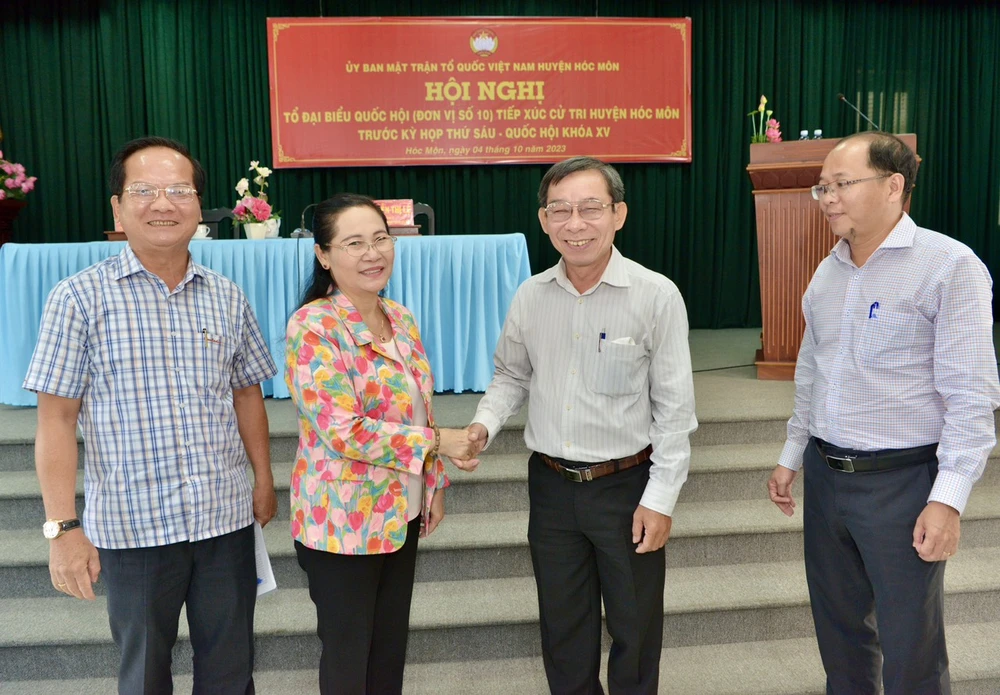 Chủ tịch HĐND TPHCM Nguyễn Thị Lệ trao đổi cùng cử tri và lãnh đạo huyện Hóc Môn tại buổi tiếp xúc. Ảnh: CAO THĂNG