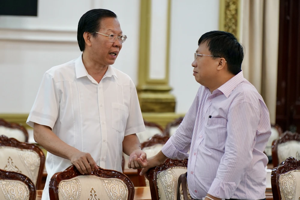 Chủ tịch UBND TPHCM Phan Văn Mãi trao đổi với đại biểu tại cuộc họp. Ảnh: HOÀNG HÙNG
