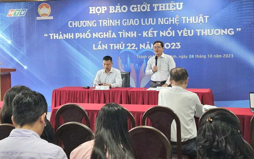 Phó Chủ tịch Ủy ban MTTQ Việt Nam TPHCM Phạm Minh Tuấn thông tin tại họp báo. Ảnh: NGÔ BÌNH