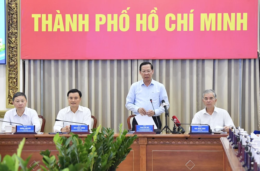 Đồng chí Phan Văn Mãi phát biểu tại phiên họp tình hình kinh tế - xã hội tháng 10-2023. Ảnh: VIỆT DŨNG