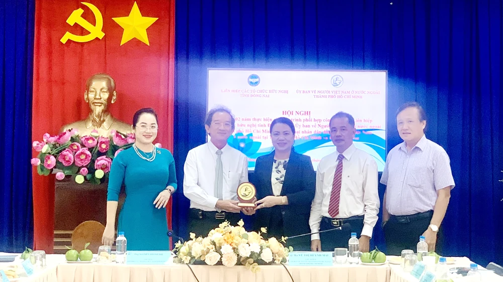 Lãnh đạo Ủy ban về người Việt Nam ở nước ngoài TPHCM và Liên hiệp các tổ chức hữu nghị tỉnh Đồng Nai tại hội nghị