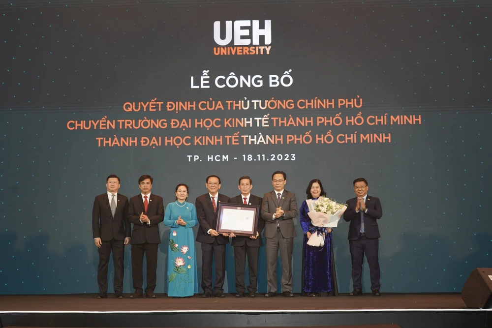 Đồng chí Nguyễn Thị Lệ cùng lãnh đạo Bộ GD-ĐT trao quyết định của Thủ tướng Chính phủ về việc chuyển Trường Đại học Kinh tế TPHCM thành Đại học Kinh tế TPHCM. Ảnh: HOÀNG HÙNG