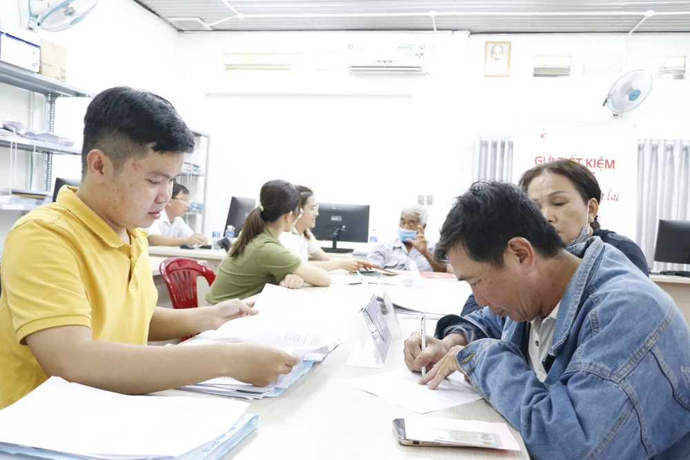 Người dân huyện Hóc Môn làm thủ tục bàn giao mặt bằng dự án đường Vành đai 3