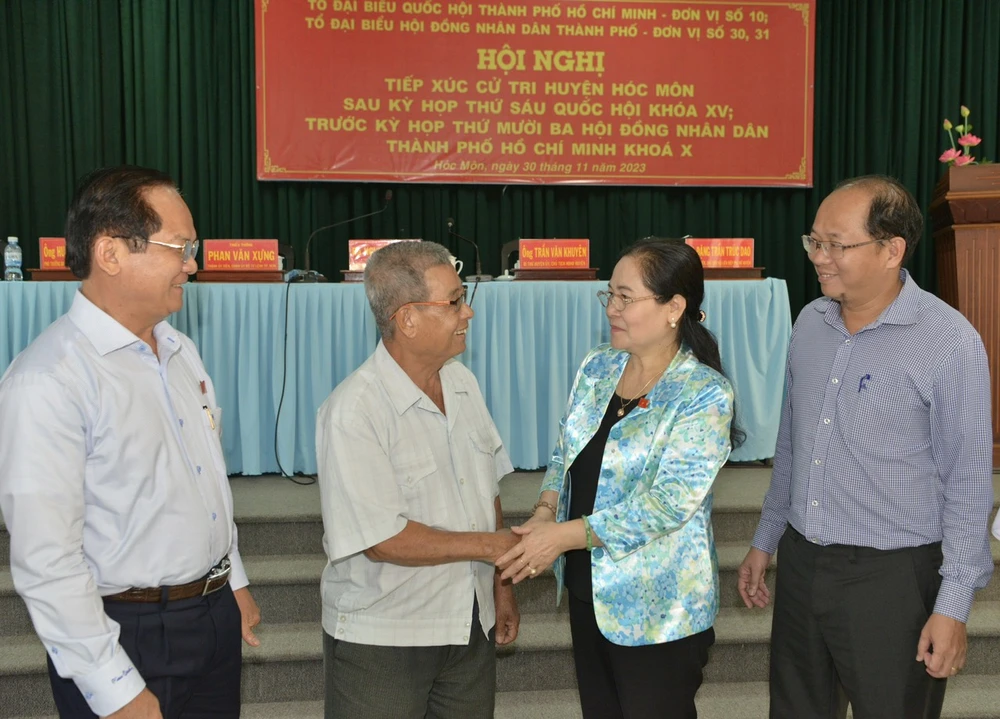 Chủ tịch HĐND TPHCM Nguyễn Thị Lệ trao đổi cùng cử tri và lãnh đạo huyện Hóc Môn. Ảnh: CAO THĂNG