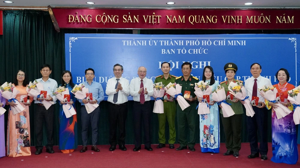 Đồng chí Nguyễn Phước Lộc và đồng chí Phan Nguyễn Như Khuê chúc mừng các đảng viên được tuyên dương. Ảnh: HOÀNG HÙNG