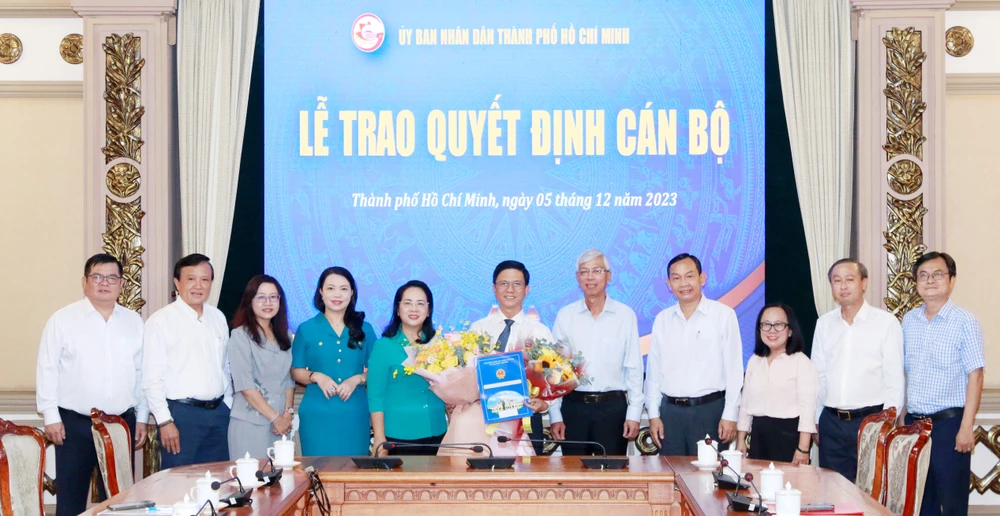 Phó Chủ tịch UBND TPHCM cùng các đại biểu chúc mừng ông Lê Văn Thu