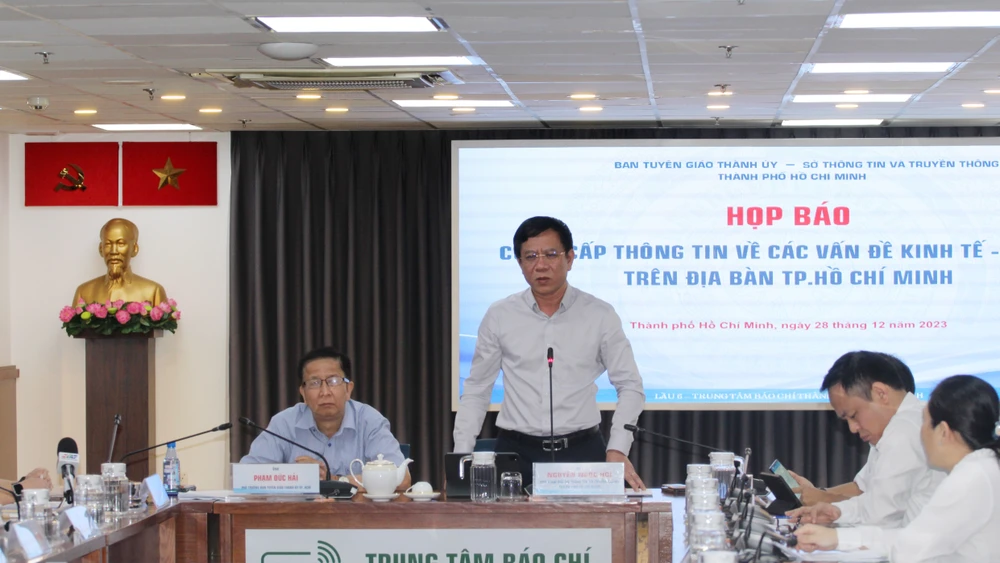 Phó Trưởng Ban Tuyên giáo Thành ủy TPHCM Phạm Đức Hải và Phó Giám đốc Sở TT-TT TPHCM Nguyễn Ngọc Hồi chủ trì họp báo