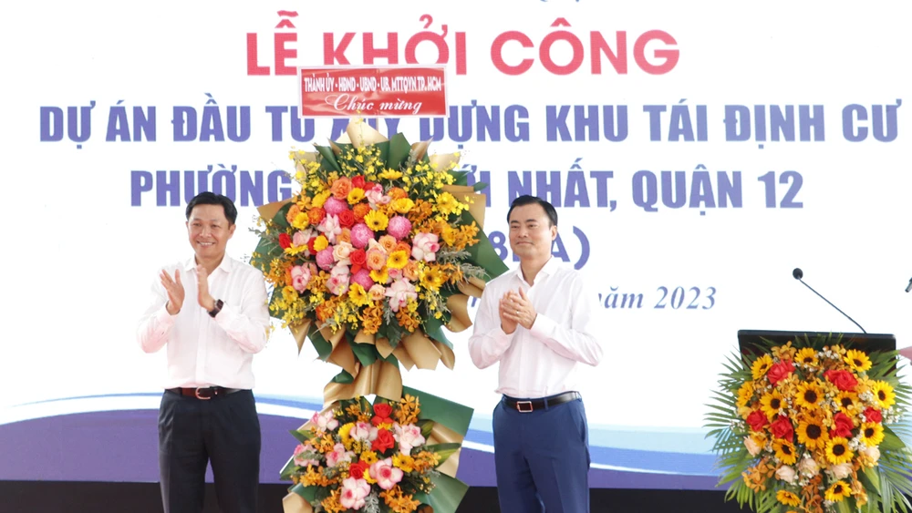 Phó Chủ tịch UBND TPHCM Bùi Xuân Cường tặng hoa của Thành ủy - HĐND - UBND - Ủy ban MTTQ Việt Nam TPHCM chúc mừng khởi công dự án