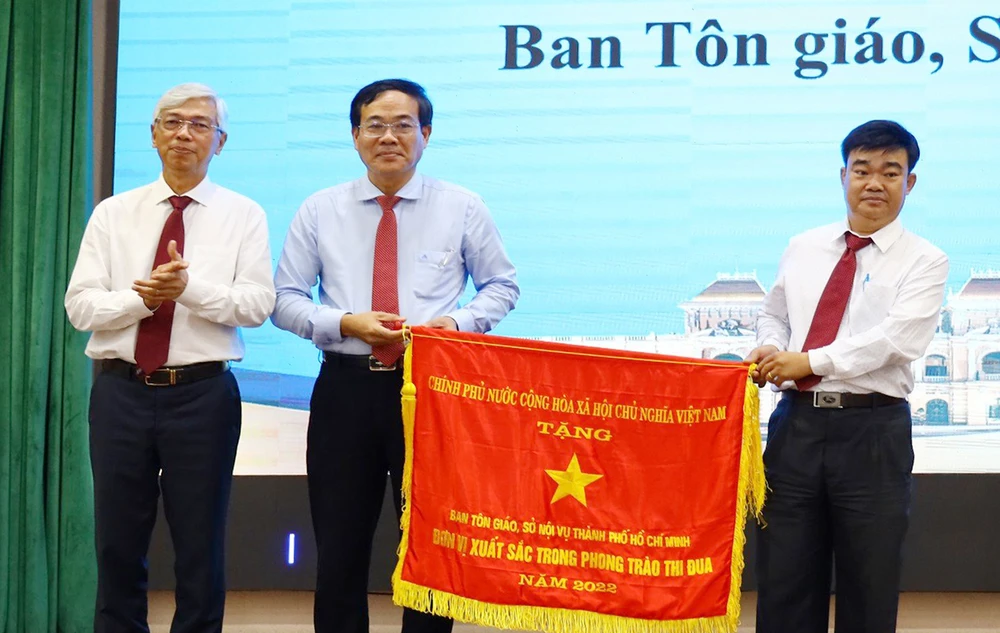 Phó Chủ tịch UBND TPHCM Võ Văn Hoan trao Cờ thi đua của Chính phủ tặng Ban Tôn giáo (Sở Nội vụ TPHCM)