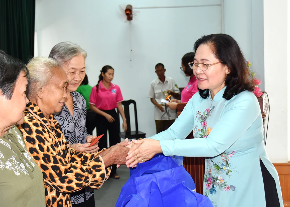 Đồng chí Nguyễn Thị Lệ trao quà đến người dân huyện Hóc Môn