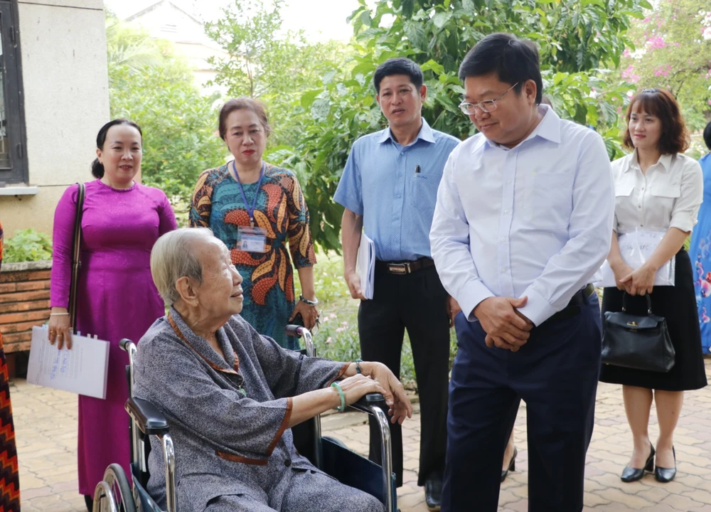 Giám đốc Sở LĐTB-XH TPHCM Lê Văn Thinh thăm người cao tuổi đang được chăm sóc tại Trung tâm Dưỡng lão Thị Nghè. Ảnh: NGÔ BÌNH