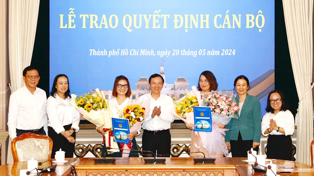 Chánh Văn phòng UBND TPHCM trao quyết định đến bà An Thị Liên Phương và bà Nguyễn Thị Ngọc Vân