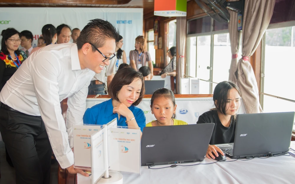 Ông Vũ Minh Trí, Tổng Giám đốc Microsoft Việt Nam tham dự khởi động dự án Con đường mơ ước