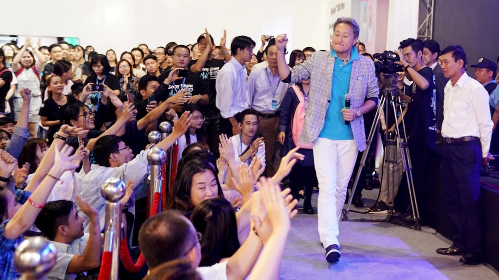 Kazuo Hirai, CEO và Chủ tịch Tập đoàn Sony toàn cầu xuất hiện trẻ trung tại TPHCM