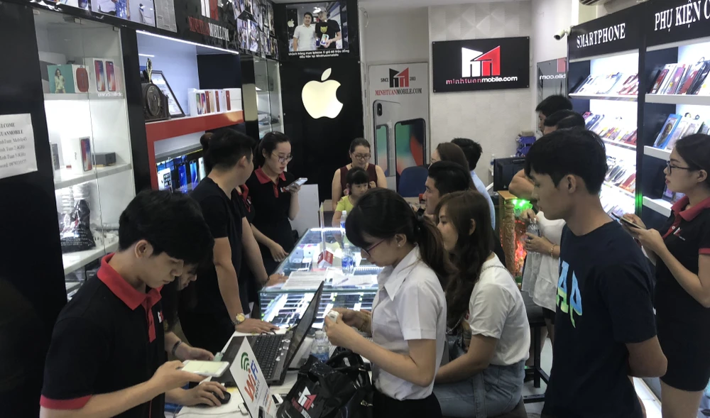 Khách đến chọn mua iPhone tại Minh Tuấn Mobile