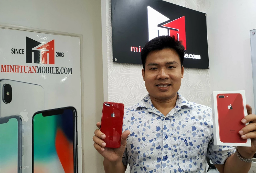 Ông Minh Tuấn với iPhone 8 Plus màu đỏ