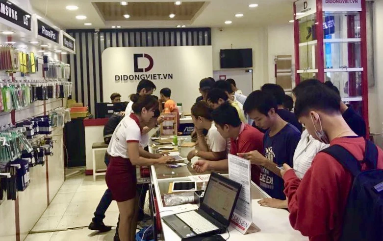 Khách hàng mua smartphone tại Di Động Việt
