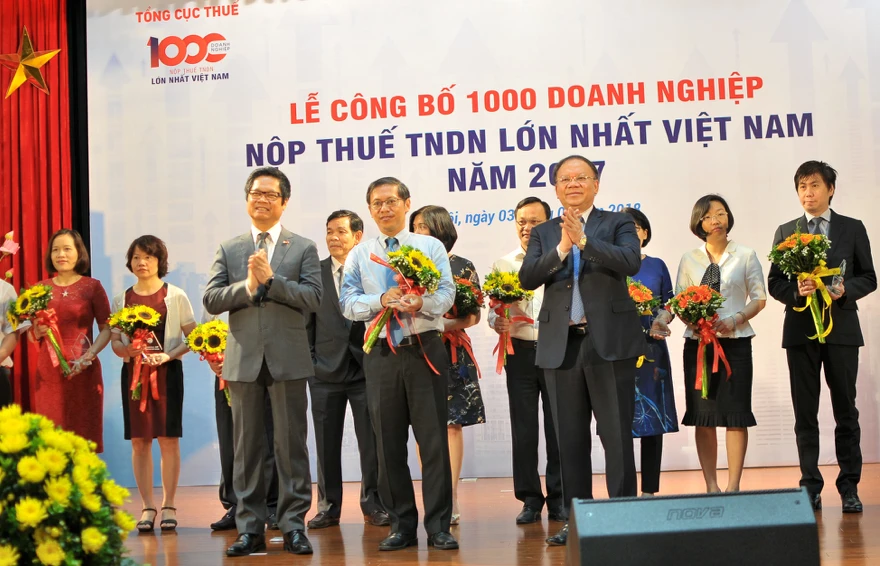 Đại diện MobiFone - ông Nguyễn Đình Chiến, thành viên HĐTV - nhận kỉ niệm chương doanh nghiệp nộp thuế TNDN lớn nhất Việt Nam 2017