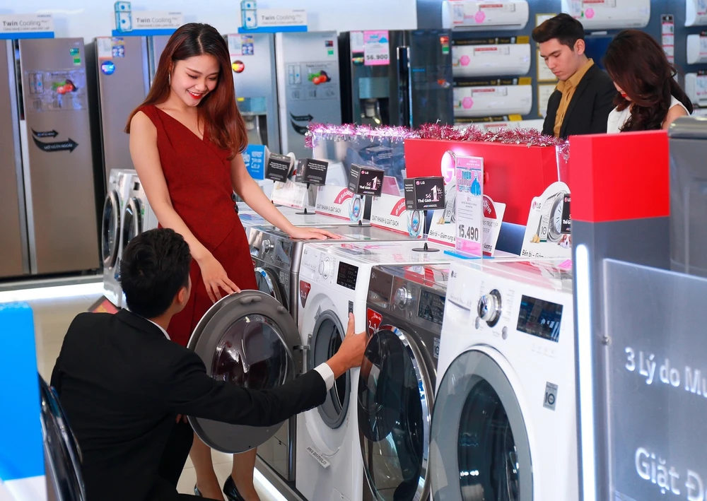Khách hàng chọn mua máy giặt LG