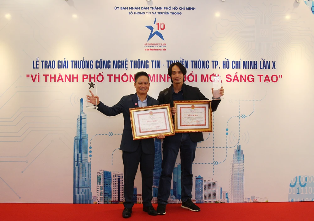 MoMo nhận 2 bằng khen và giải thưởng của UBND TPHCM
