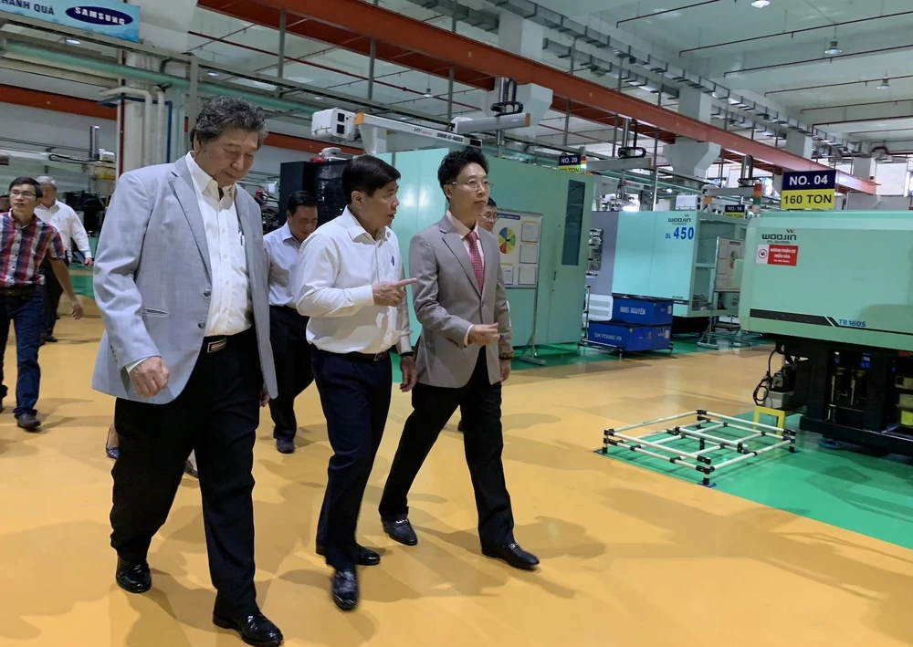 Chủ tịch UBND TPHCM Nguyễn Thành Phong thăm Công ty Cổ phần Công nghiệp hỗ trợ Minh Nguyên 