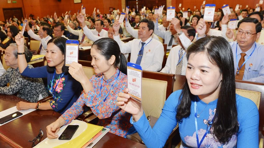 Các đại biểu biểu quyết thông qua chương trình Đại hội MTTQ Việt Nam TPHCM. Ảnh: VIỆT DŨNG