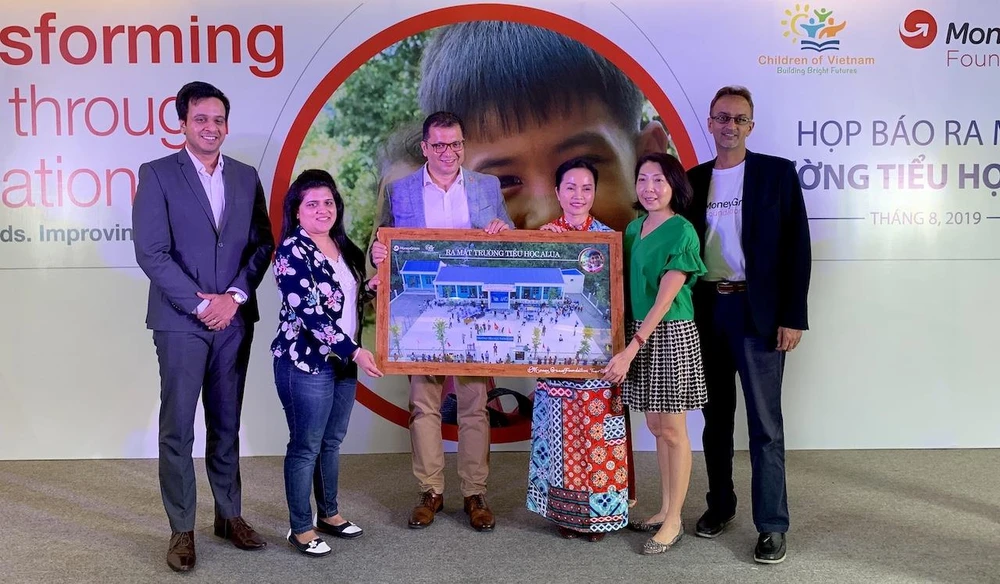 Ông Sheshagiri Malliah, Giám đốc khu vực tiểu lục địa Ấn Độ, Malaysia và Đông Dương, trao tặng trường Tiểu học Alua cho bà Lương Thị Hương, Giám đốc văn phòng Children of Vietnam