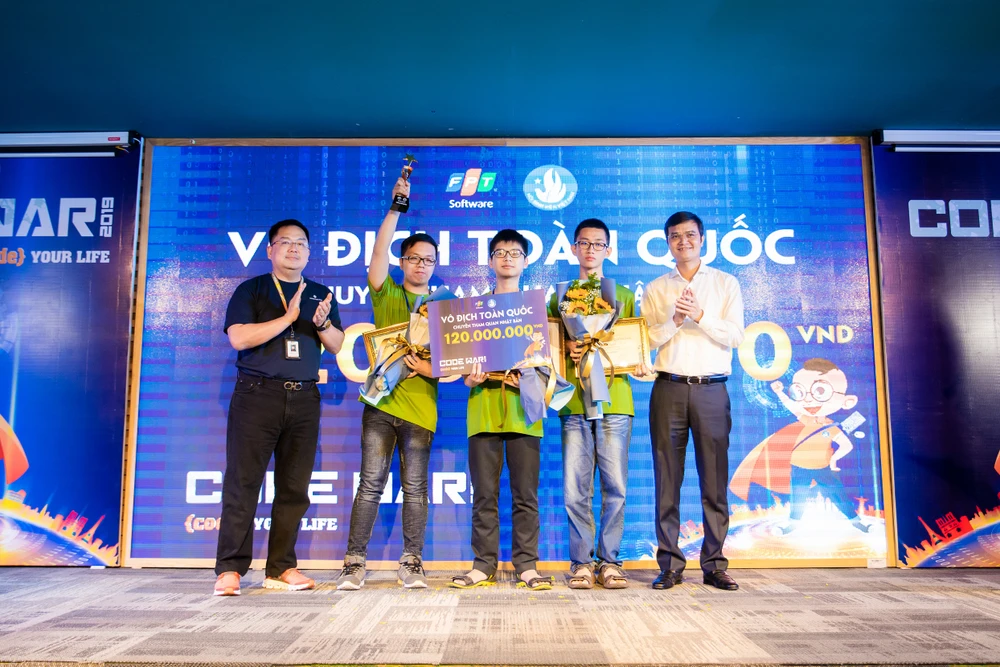 Ba sinh viên năm nhất chiến thắng cuộc thi lập trình lớn nhất Việt Nam