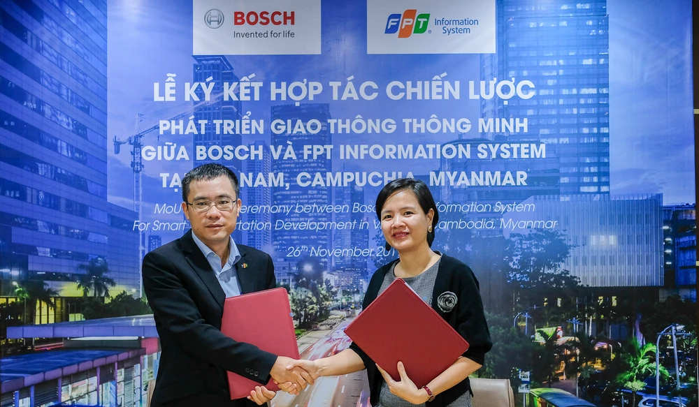 Đại diện Bosch Việt Nam và FPT IS tại lễ ký kết hợp tác